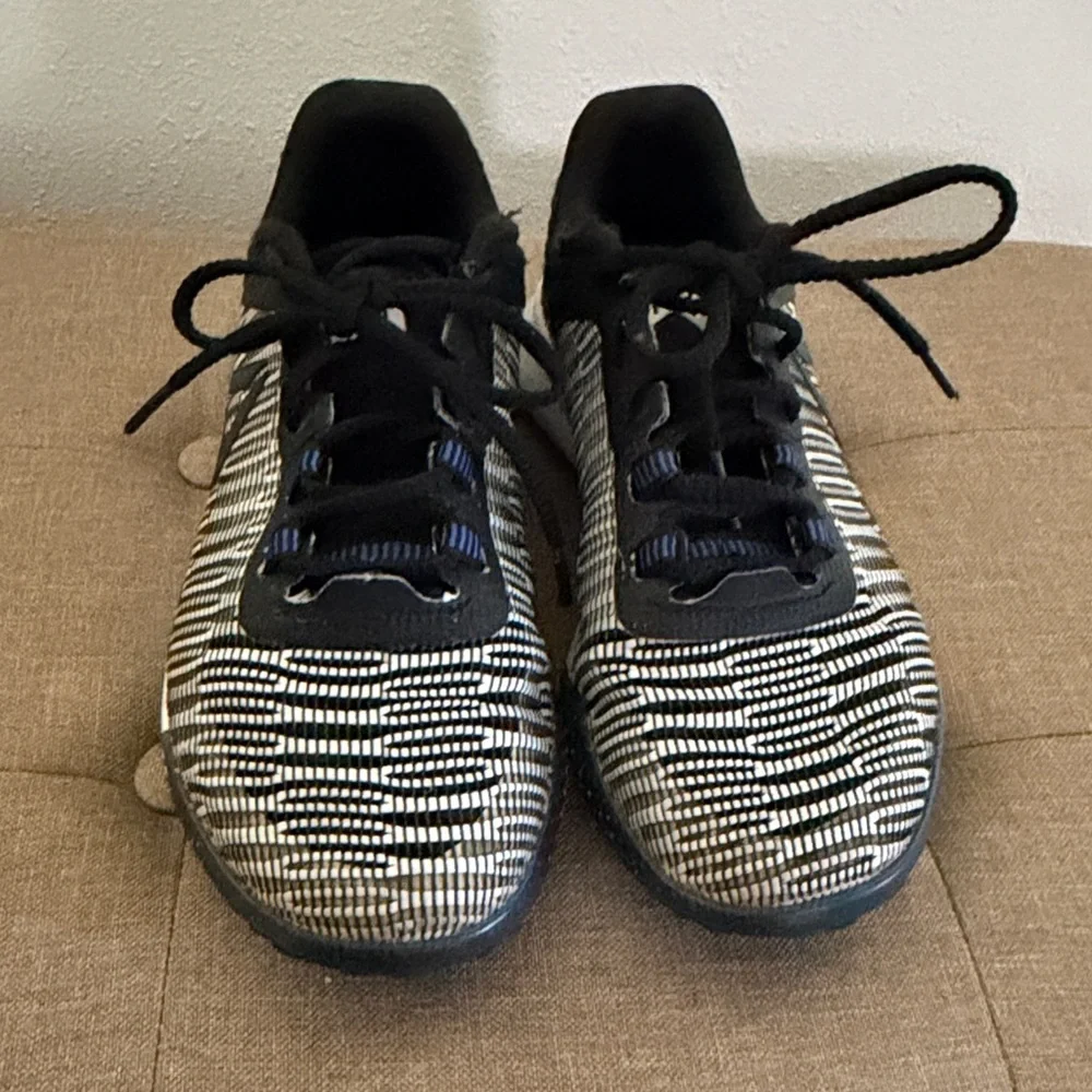 Reebok Kids Black &‎ White JJ Watt II low Sneakers size 5 youth